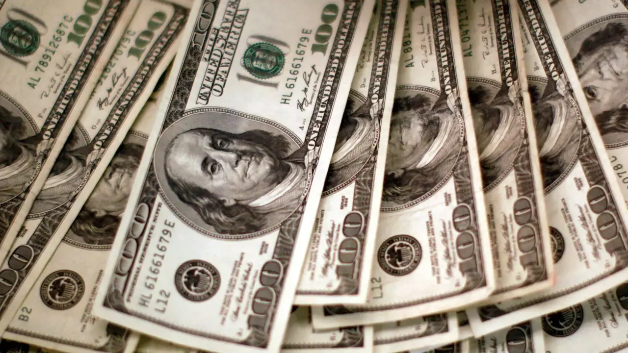 تغيرات جديدة في سعر صرف الدولار مقابل الدينار العراقي بالعاصمة اليوم